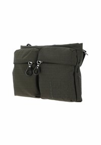 Sac rectangulaire en tissu noir texturé avec deux poches avant zippées et un profil plat, équipé de fermetures éclair durables et de détails métalliques.