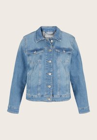 Chaqueta de mezclilla azul claro con cierre de botón, dos bolsillos en el pecho con solapa, mangas largas y cuello sobre un fondo beige.