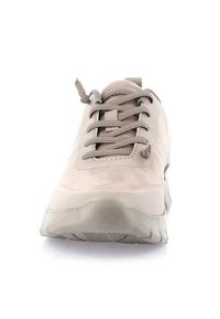 Scarpa sportiva beige chiaro con tomaia in suede e sintetico, linguetta imbottita e lacci piatti. Suola in gomma leggermente curva con fondo testurizzato.