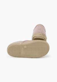 Scarpa slip-on rosa in tela con accentuazione in juta intrecciata lungo la suola, suola in gomma con un motivo di grip testurizzato, design leggero.