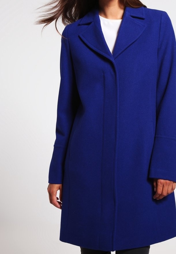 Manteau en laine de couleur bleu vif, avec un col cranté, un devant à un bouton, des manches longues et une silhouette droite.