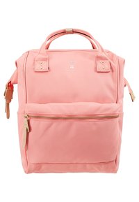 Růžový plátěný batoh s předním zipovým kapsou, dvojitými madly na nošení a logem. Obsahuje nastavitelné popruhy a hladkou texturu.
