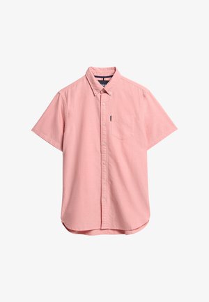 Camisa de botón de manga corta en tela de algodón rosa claro, con un bolsillo en el pecho y un dobladillo redondeado, y una pequeña etiqueta de marca en el lado.