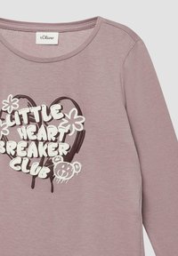 Licht mauve langemouwen shirt met een ronde halslijn, voorzien van een bedrukt ontwerp met de tekst "Little Heart Breaker Club" en krabbels van bloemen en een beer.