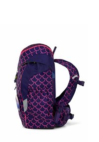 Zaino compatto viola con motivo a squame rosa, tasca laterale, spallacci imbottiti e patch riflettente nell'angolo anteriore.