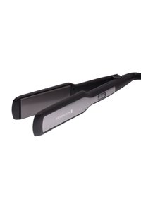 Fer à lisser Remington avec une poignée en plastique noir et des plaques métalliques, doté d'un bouton d'alimentation et d'un design rectangulaire élégant.