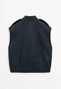 Czarny bezrękawnik z elastycznym pasem i wysokim kołnierzem, prezentowany z tyłu na białym tle.