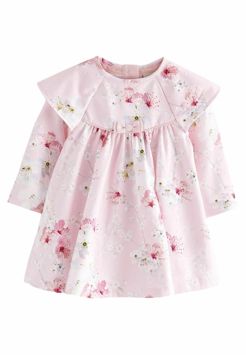 Różowa sukienka niemowlęca z długim rękawem, z kwiatowym nadrukiem, falbankowanym kołnierzykiem i małą kokardką w talii.