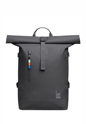 Grijze rol-top rugzak gemaakt van duurzaam materiaal, met een voorzak met rits in blauw, oranje en grijze accenten, verstelbare schouderbanden en een logo.