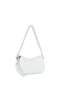 Sac à bandoulière en cuir blanc avec une forme incurvée, une fermeture éclair dorée, une sangle ajustable et un logo discret sur le devant. Texture lisse.