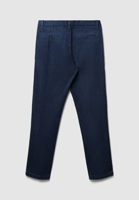 Pantaloni blu scuro con una texture liscia, dotati di due tasche posteriori e un design slim fit. La vita è sagomata per una vestibilità aderente.