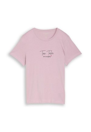 Hele roosa lühikeste varrukatega T-särk musta käsitsi kirjutatud tekstiga "Tom Tailor" ja "love is everything" ning väikese punase südamega esiküljel.