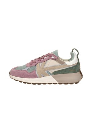 Low-profile sneaker met roze suède, beige en groene panelen, mesh neus, witte zool en gouden "BCN"-letters op het hielstuk, zijaanzicht.
