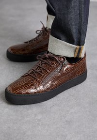 MORPHEUS - Sportcipő - brown
