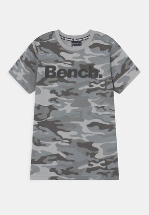 T-shirt à manches courtes gris camouflage avec le texte "Bench." imprimé en noir sur la poitrine et un col rond.