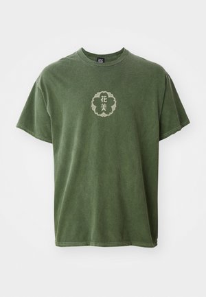 Grøn bomulds T-shirt med afslappet pasform, korte ærmer og rund halsudskæring. Har et lysefarvet blomsterprint i midten.