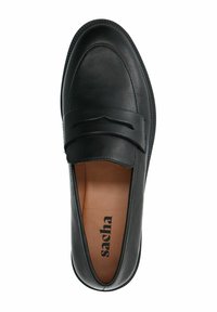 Zwarte leren loafers met een gladde textuur, ronde neus en een decoratieve band aan de voorkant. Merkennaam "sacha" zichtbaar aan de binnenkant.
