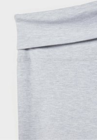 Tissu gris clair avec une texture douce, doté d'une taille repliée et de détails de couture minimalistes, montrant principalement une partie d'un vêtement.