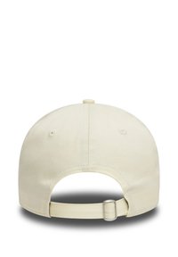 Kremfarget caps med ventilert bakside, justerbar stropp med metallspenne, seks-panel design og glatt bomullstekstur.