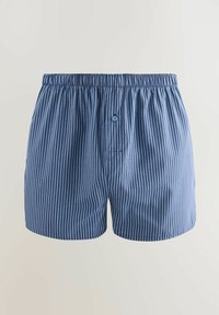 Niebieskie i białe paskowane boxerki wykonane z lekkiego materiału, z elastycznym paskiem w talii i pojedynczym zapięciem na guzik z przodu.