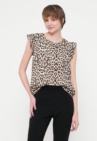 Bluza s leopard uzorkom, ležernog kroja, kratkim volan rukavima i laganom tkaninom. Donji dio ima blag visok-nizak dizajn.