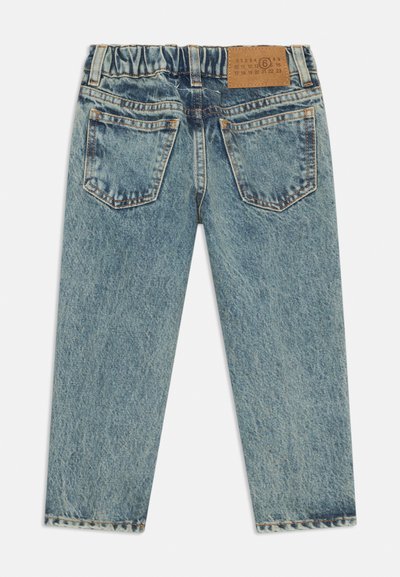 Ljusblå denimjeans med elastisk midja, rak passform, två bakfickor och en brun läderetikett på baksidan.