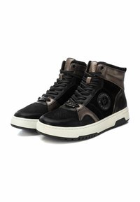 Zapatillas altas negras con cuero texturizado y acentos de ante. Presentan una suela blanca, ojales metálicos y un parche con el logo en el lateral.