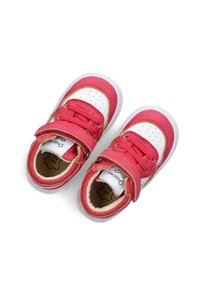 Rode en witte sneakers met klittenbandsluitingen, ronde neus, geperforeerde details en gevoerde zolen. Rubberen buitenzool voor grip.