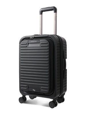 Valise rigide noire avec des rainures horizontales, quatre roues multidirectionnelles, une poignée extensible argentée et noire, et une poche frontale zippée.