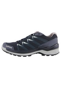 Trailrunning-Schuh aus dunklem marineblauen Mesh- und Synthetikmaterialien. Mit einer grauen Gummisohle, Schnürsystem und strukturierten Akzenten für besseren Grip.