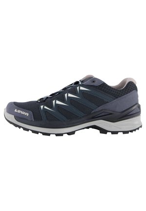 Trailrunning schoenen in donker marineblauw van mesh en synthetisch materiaal. Voorzien van een grijze rubberen zool, een vetersysteem en textuuraccenten voor grip.