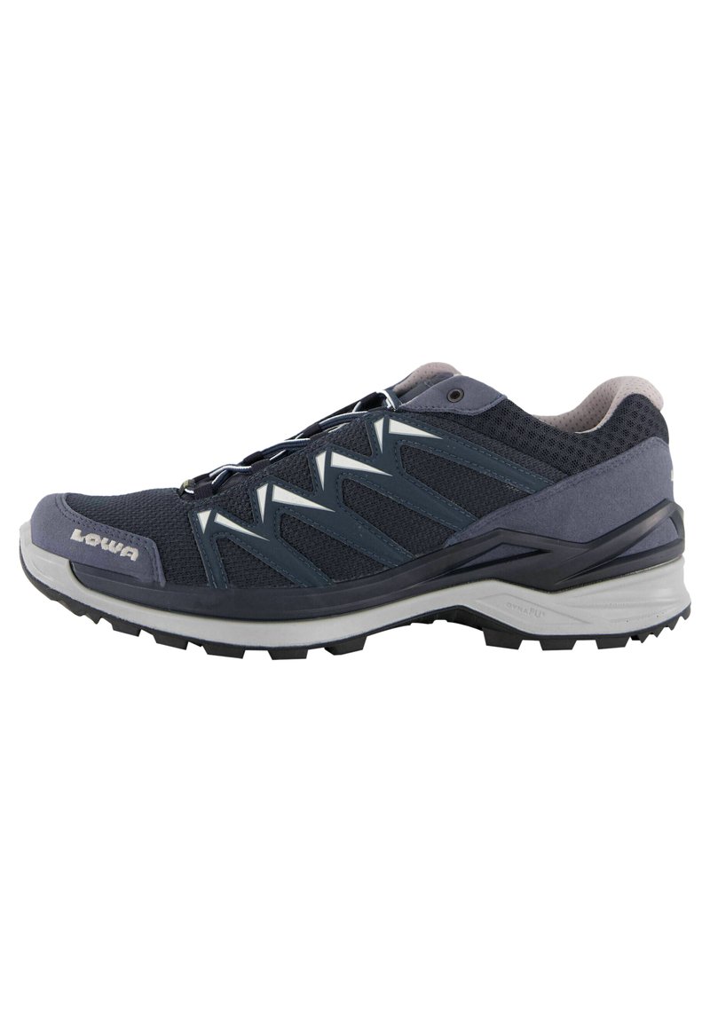 Trailrunning-Schuh aus dunklem marineblauen Mesh- und Synthetikmaterialien. Mit einer grauen Gummisohle, Schnürsystem und strukturierten Akzenten für besseren Grip.