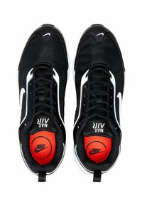 Sneaker Nike Air Max neri con tomaia in mesh, dettagli bianchi e soletta rossa. Le scarpe presentano una punta arrotondata e un design con lacci.