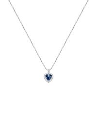 Collana d'argento con un pendente a forma di cuore che presenta un gemstone blu circondato da piccoli pietre trasparenti. La catena è semplice e delicata.