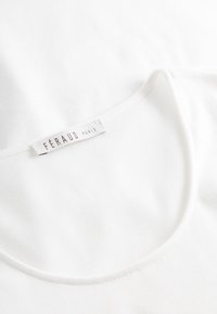 Weißes T-Shirt mit rundem Ausschnitt, aus weichem Baumwollstoff. Verfügt über eine dezente Textur und ein kleines Etikett mit der Aufschrift "FÉRAUD PARIS".