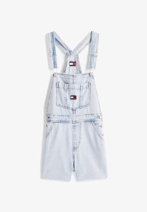Pantaloni scurți tip salopetă din denim albastru deschis, cu bretele reglabile, buzunar aplicat pe față, nasturi pe lateral și logo-urile Tommy Jeans pe buzunarul de la piept și pe pieptar.