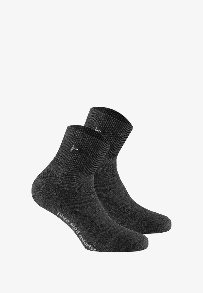 Schwarze Socken mit Viertellänge und geripptem Muster an den Bündchen, mit dem Text "fibre light quarter" an der Seite. Hergestellt aus synthetischen Materialien.