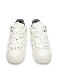 Sneaker bianche con esterno in pelle liscia, colletto in rete grigia, dettagli verdi e un sistema di allacciatura prominente con sovrapposizioni testurizzate.