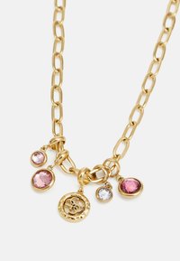 Collar de cadena de oro con grandes eslabones ovalados, adornado con piedras preciosas rosas y claras, y un charm circular con detalles de diseño intrincados.