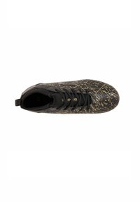 Sneaker nera con motivo a pelle di serpente testurizzato in oro, dotata di lacci neri, colletto imbottito e un logo discreto sul lato.