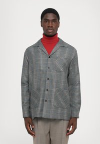 Hallide hall ala, kahe eesmine tasku ja nupuga sulgemine, koos punase kõrge kraega särk aluses.