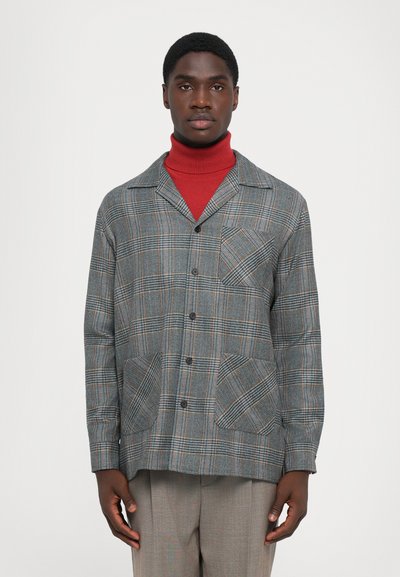 Hallide hall ala, kahe eesmine tasku ja nupuga sulgemine, koos punase kõrge kraega särk aluses.