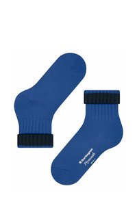 Calzini alla caviglia in cotone blu con una texture a costine e un polsino di colore blu scuro a contrasto. Presentano un dettagli del logo bianco su un lato.
