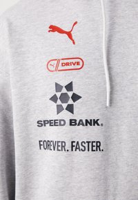 Hanorac gri cu un logo roșu Puma, text grafic negru și elemente de design care includ "SPEED BANK" și "FOREVER. FASTER."