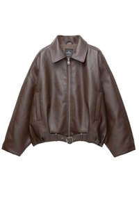 Veste courte en similicuir marron avec un large col, une fermeture éclair frontale, des poches latérales et une taille ceinturée. Texture lisse, coupe décontractée.