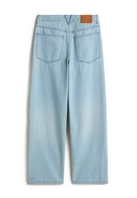Pantaloni in denim blu chiaro con un design a gamba dritta, due tasche posteriori e una toppa in pelle marrone in vita.