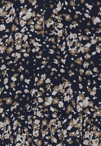 Marinblå klänning med ett blommönster i beige och vita nyanser, med en knapprad upptill och en plisserad nederkant.