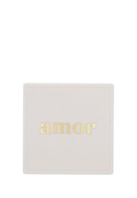 Caja cuadrada de cerámica suave en color rosa claro con letras en dorado que dicen "amor". Textura suave con un borde sutil y elevado alrededor de los bordes.
