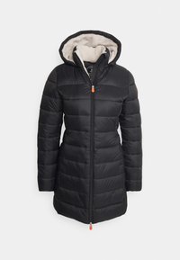 Sort dunjakke med vandret quiltning, en hætte foret med imiteret pels og en lynlås foran med en orange trækflig.