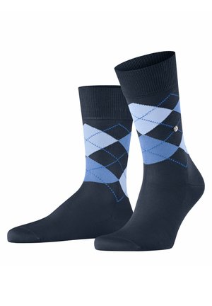 Navyblaue Socken mit einem Diamantmuster in Hellblau und Schwarz. Rippbund, glatte Textur und hellblaue Akzentnähte.